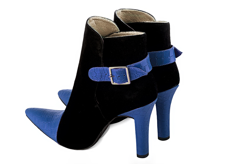 Bottines élégantes et raffinées avec des boucles à l'arrière, coloris bleu électrique et noir mat. Bout effilé. Très haut. Talon trotteur. Personnalisation : Choix des cuirs, des couleurs et des talons. Cou-de-pied sur mesure. - Florence KOOIJMAN